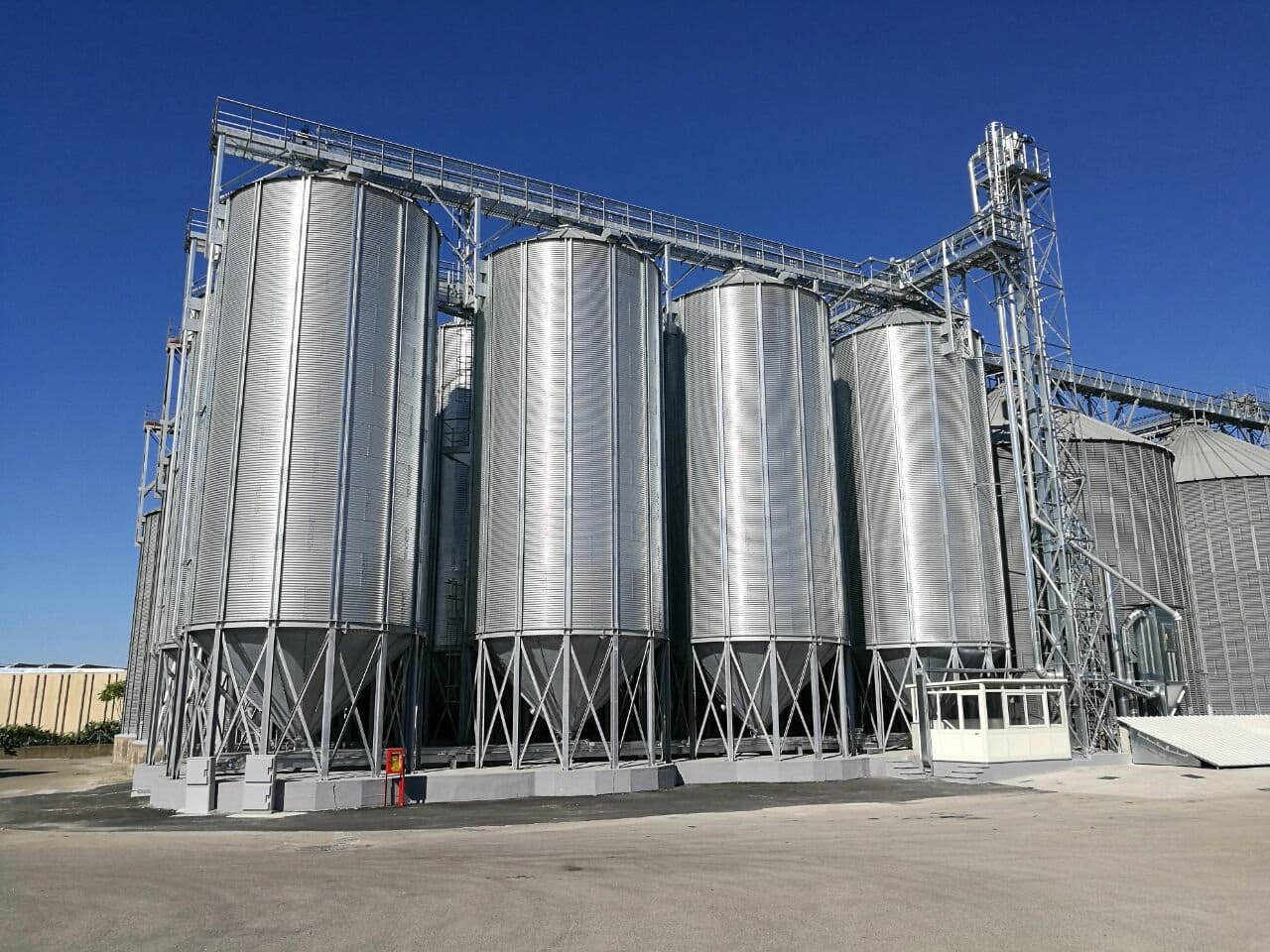 Зернотранспортное оборудование на элеваторе: нории, конвейеры, транспортёры, самотёки
