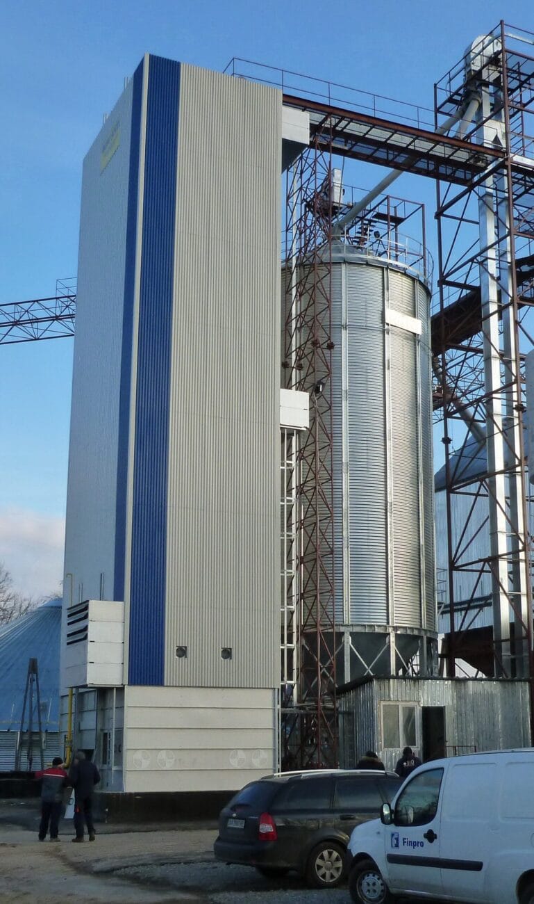 Қаншық соруға мәжбүр болды және камераға түсірді