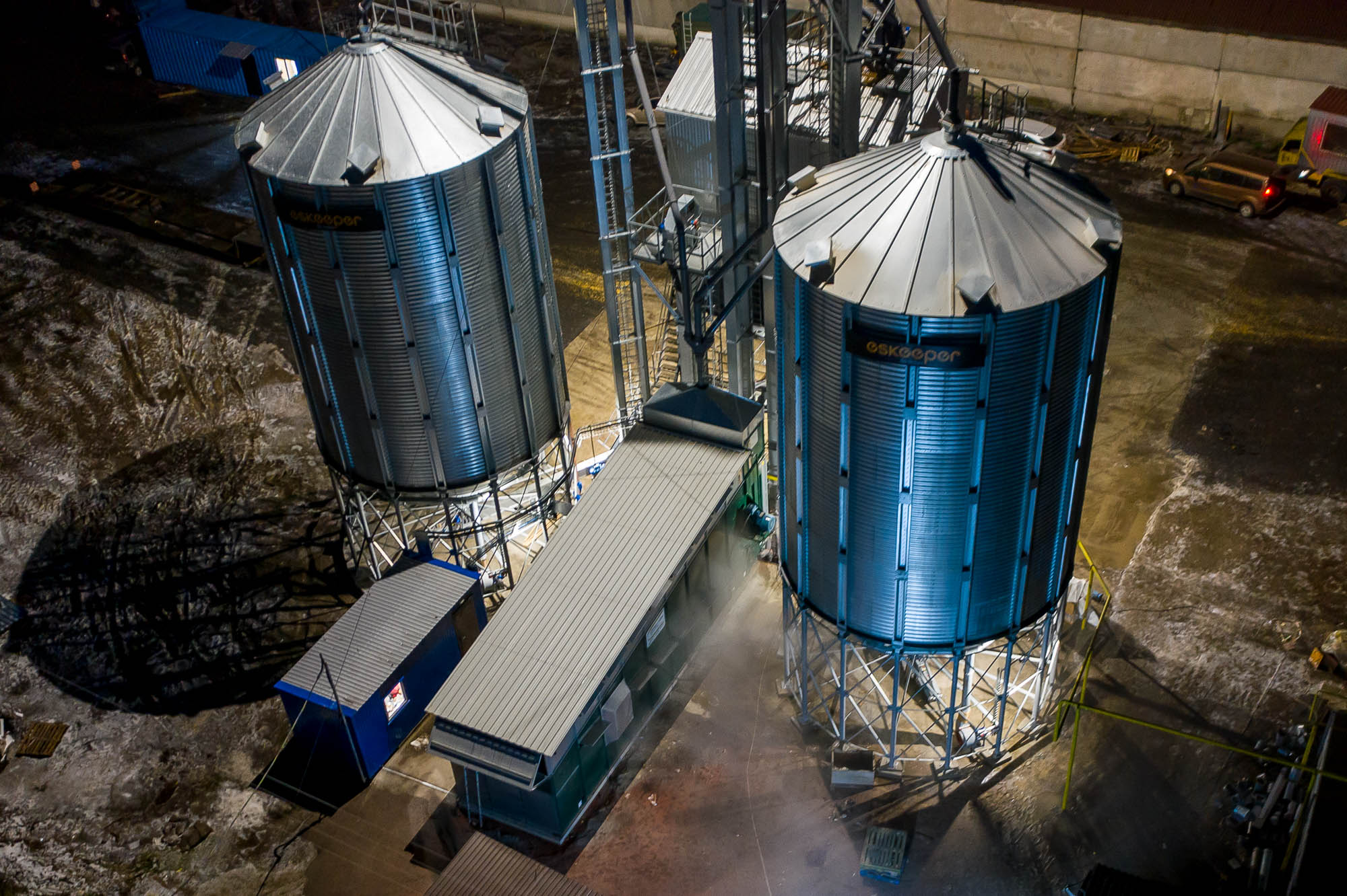 Двухуровневая конвейерная зерносушилка поперечного потока на газу