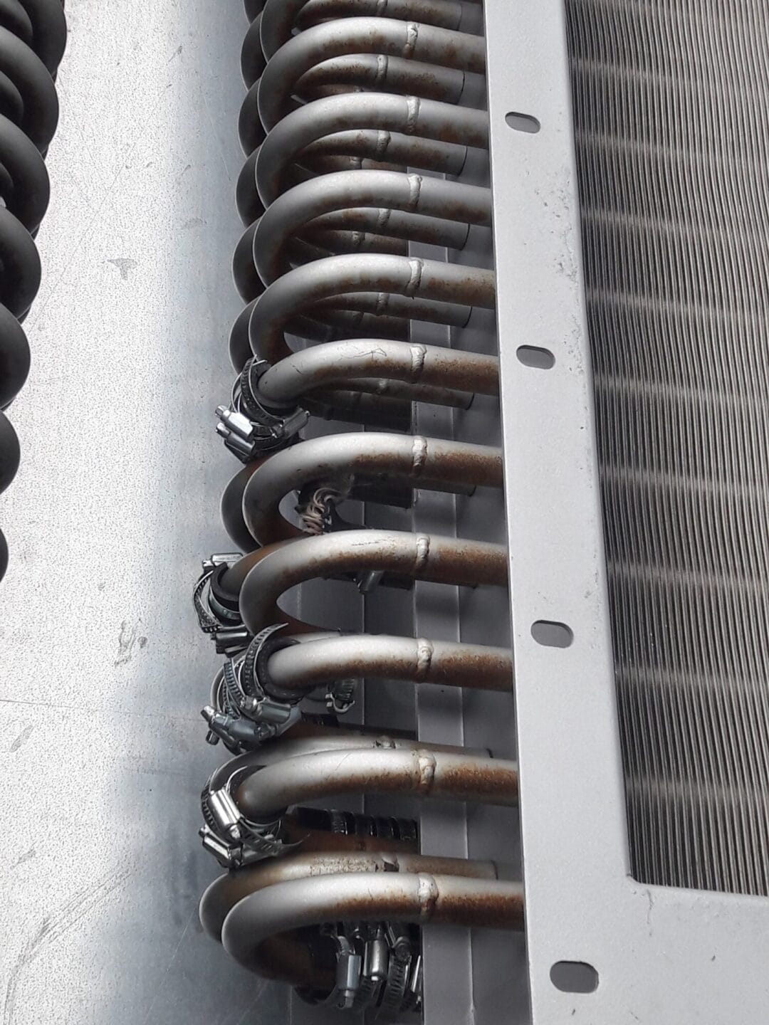 Трубы теплообменника зерносушилки, лопнувшие в мороз из-за отсутствия правильной системы дренажа конденсата