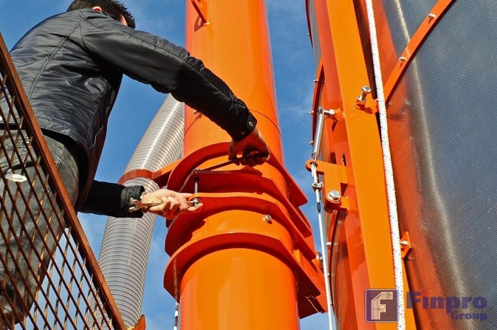 Обслуживание и ремонт шнека рециркуляции зерна мобильной зерносушилки