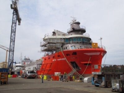 Морской корабль с системой виброполов для быстрой и полной разгрузки сложных материалов