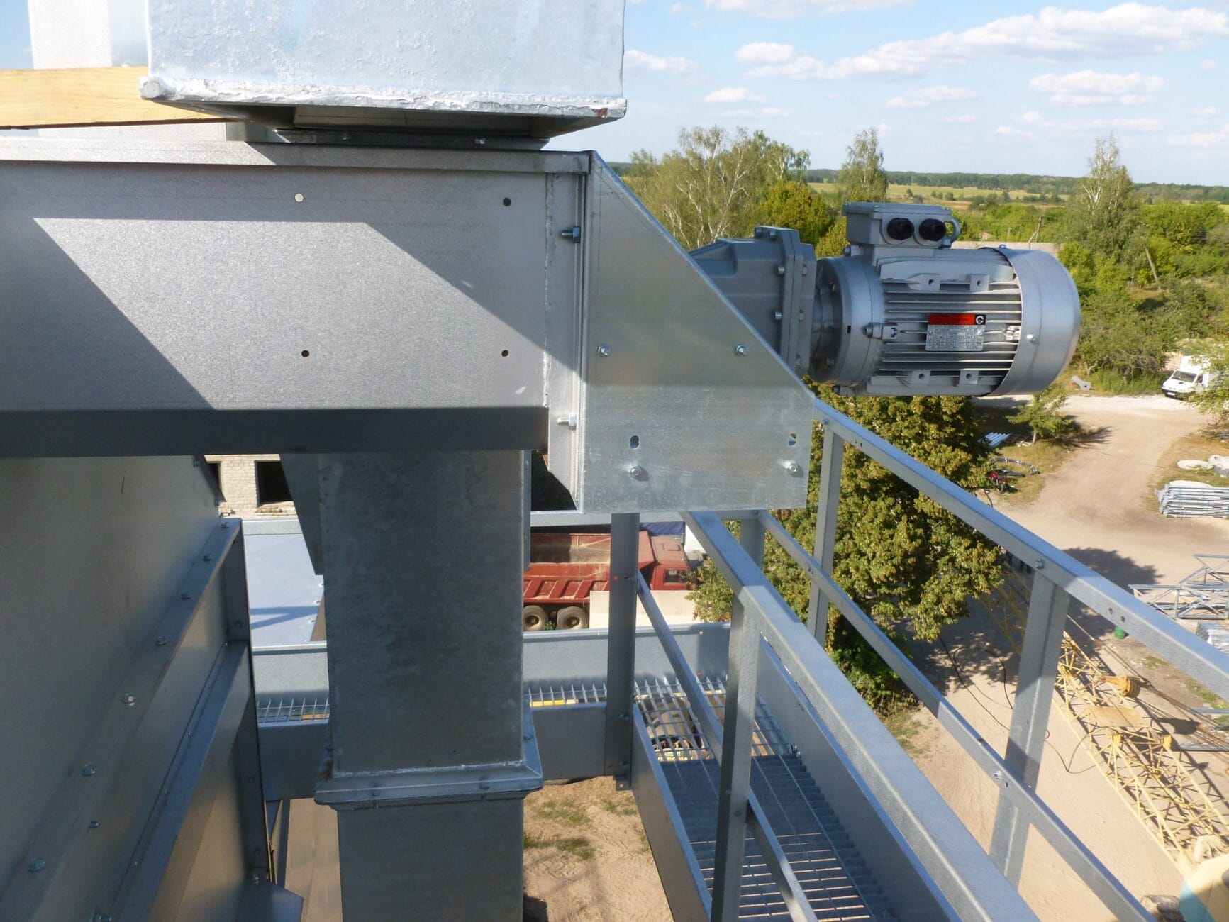 Подача зерна в сушилку норией Ravaro