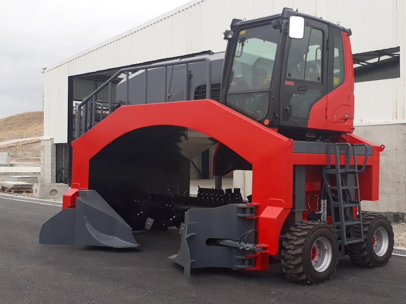 Самоходный ворошитель буртов компоста