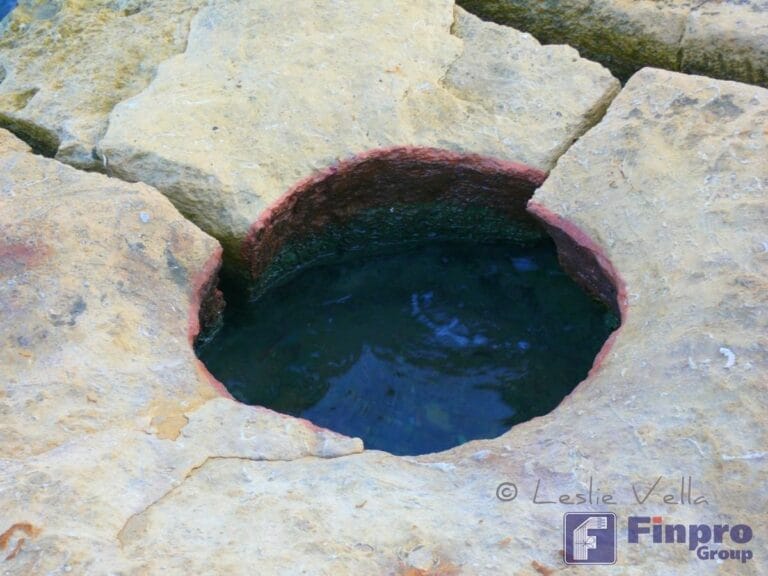 Силосы вырезанные в скалах на Мальте