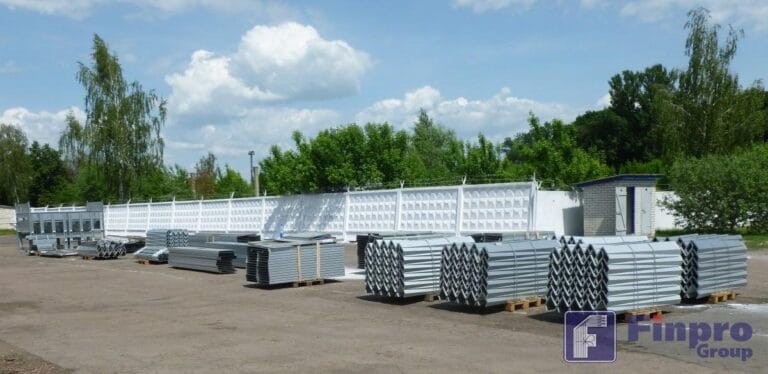 Зерносушилка, разгруженная на площадке перед сборкой