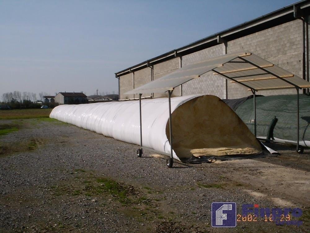 Площадка и грунт под полиэтиленовым рукавом