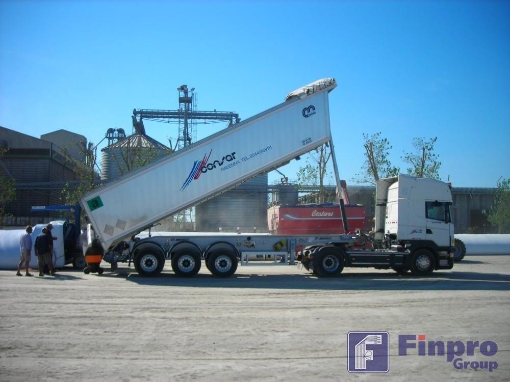 Загрузка зерна в полиэтиленовый рукав на хранение