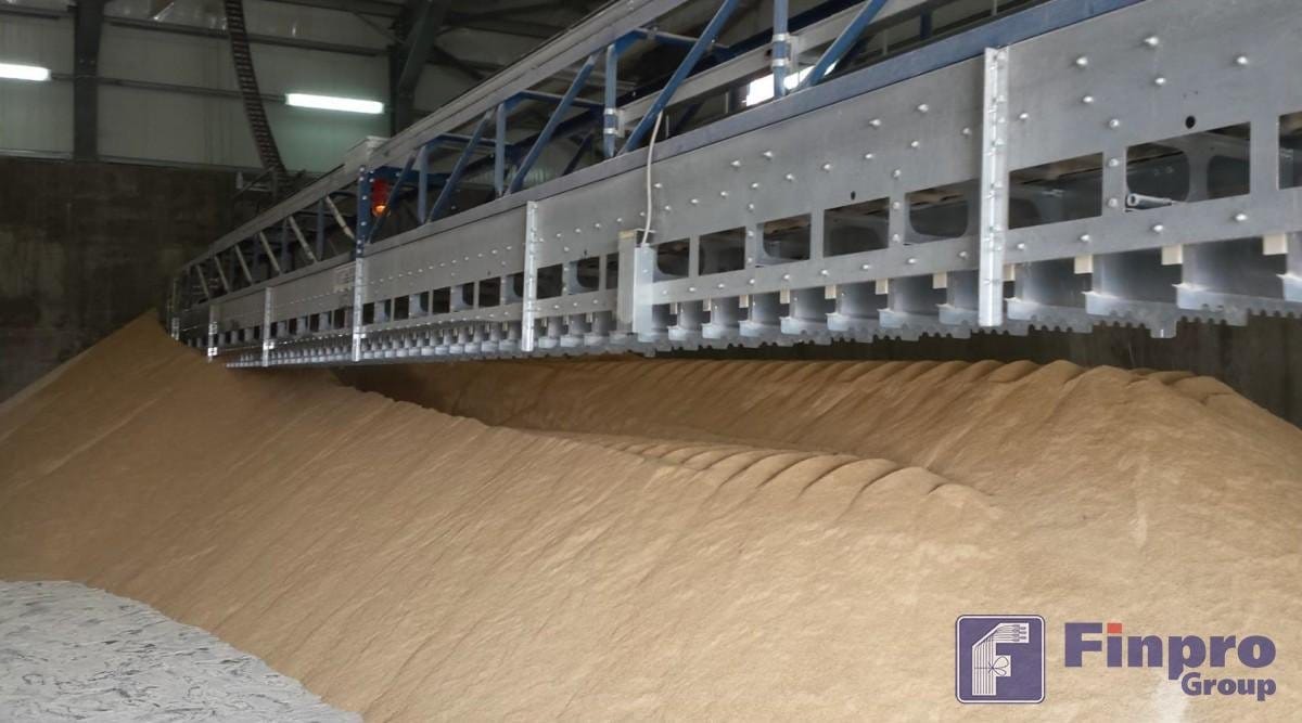 Робот-нивелировщик работает на соевом шроте