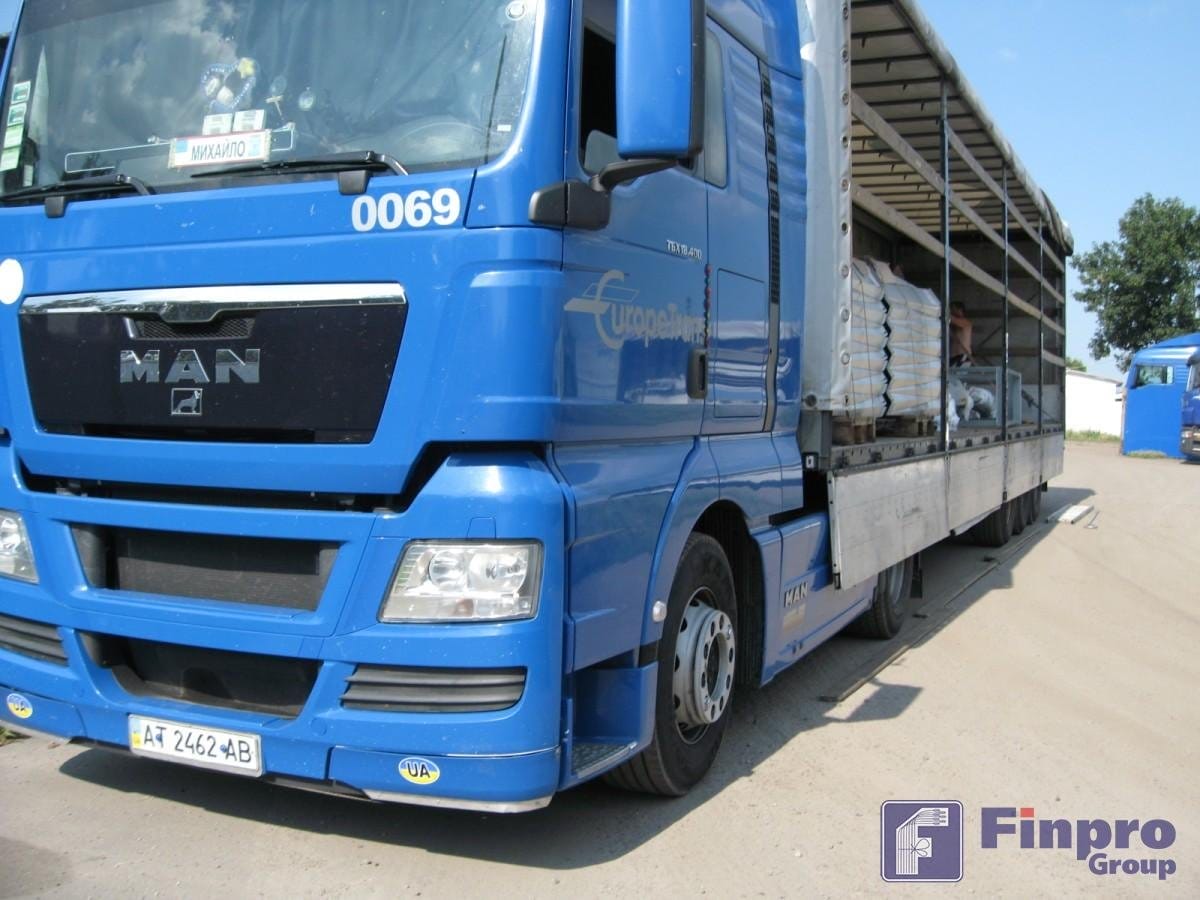 Грузовик с зерносушилкой, разгрузка