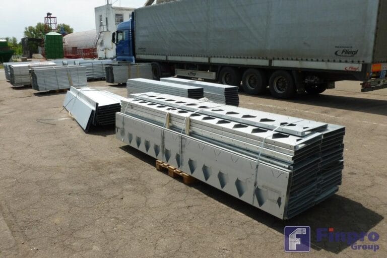 Части итальянской зерносушилки при выгрузке из машины