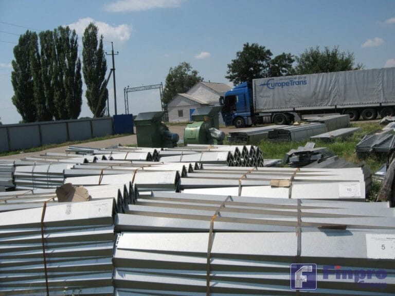 Части зерносушилки, разгрузка, монтажная площадка