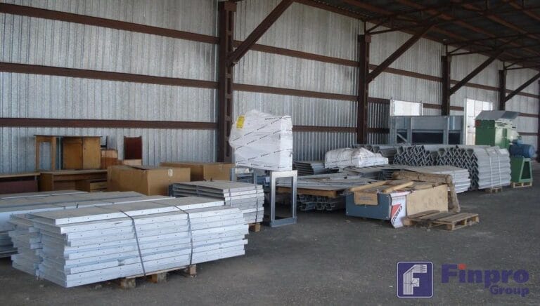 Части зерносушилки на складе после разгрузки