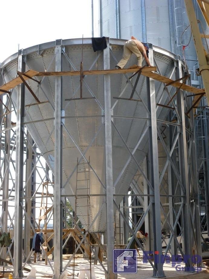 Работа без страховки на строительной площадке