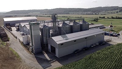 Зерносушильный комплекс с шахтной и конвейерной зерносушилкой на пару и на щепе