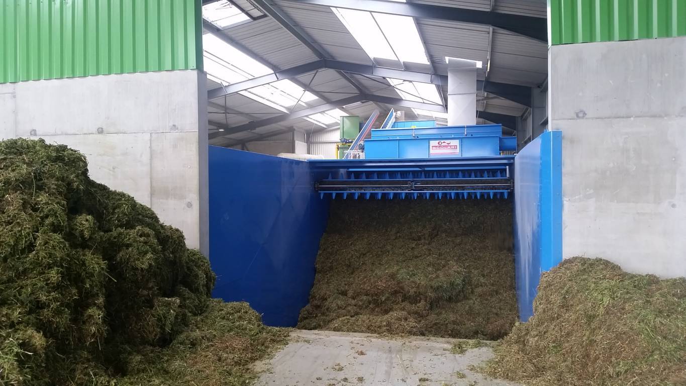 Подача люцерны в конвейерную сушилку