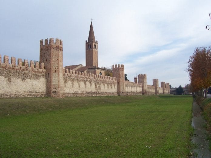 Средневековый город Montagnana рядом с производством Agrex в Венето