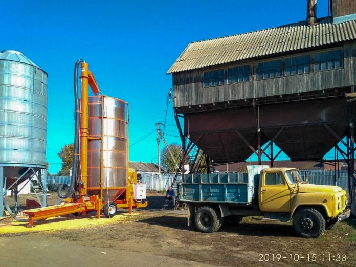 Зерносушилка Agrex с внешним шнеком на площадке хозяйства